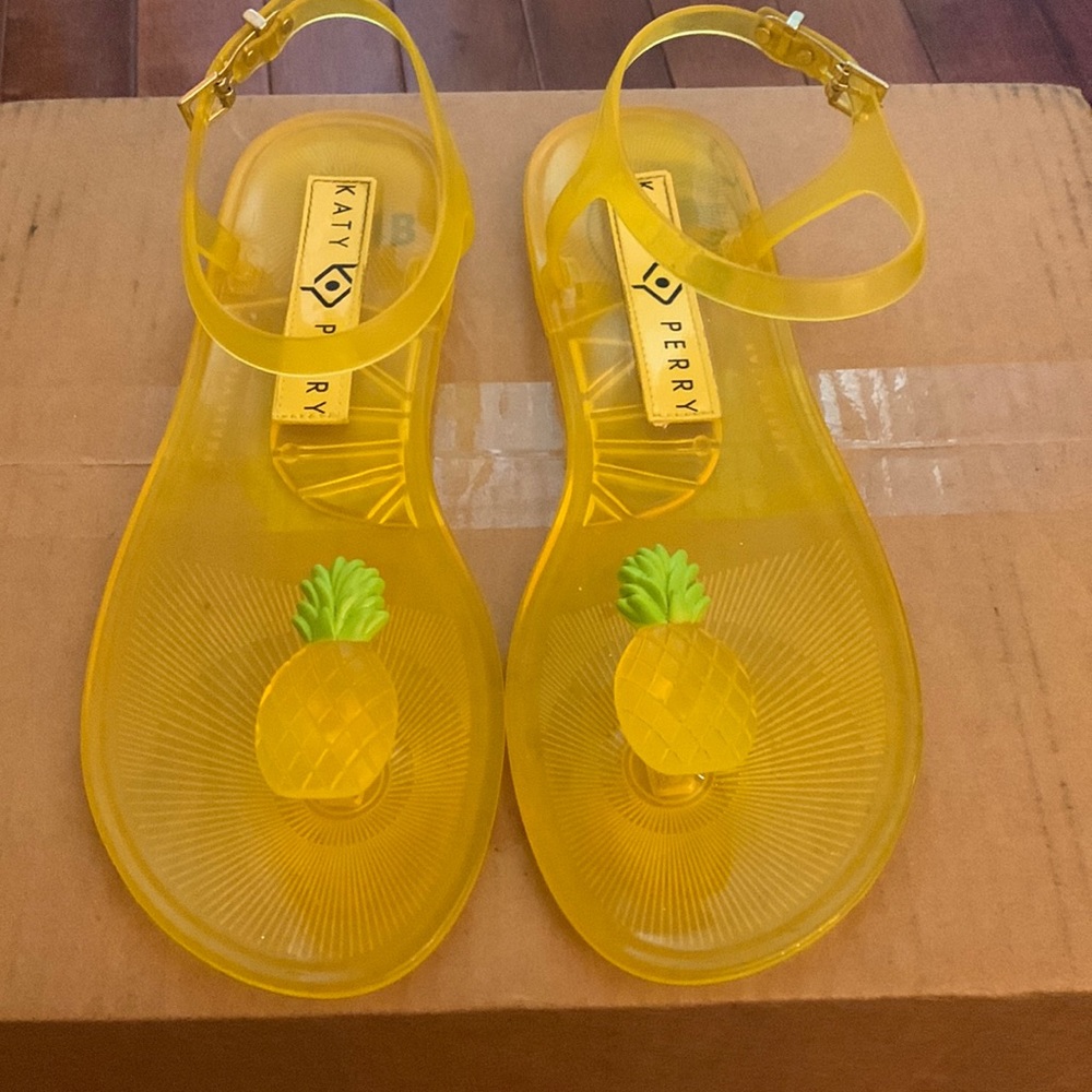 Size 8 Katy Perry pineapple jelly sandals gently worn